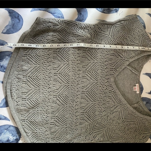 Cotton Crochet Medium Top with petal sleeves. - Picture 10 of 14